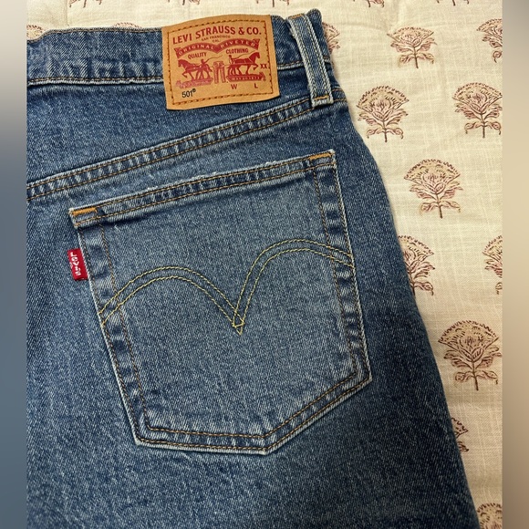 Levi’s 501 High Rise Women’s Shorts Raw Hem - Picture 6 of 9